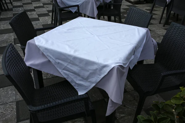 Outdoor restaurant, empty table with white tablecloth — Stock Photo, Image