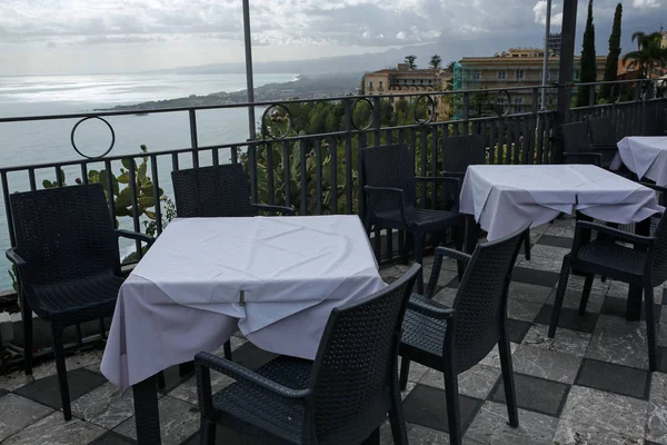 Mesas vacías en el restaurante outdoot en Taormina, Sicilia, Italia —  Fotos de Stock
