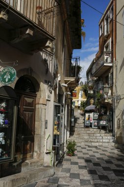 Taormina, Sicilya, İtalya - Kasım 13, 2019: Taormina 'nın eski kasabasındaki dar, pitoresk sokaklardan biri. Taormina Sicilya 'nın en güzel ve popüler şehirlerinden biridir..