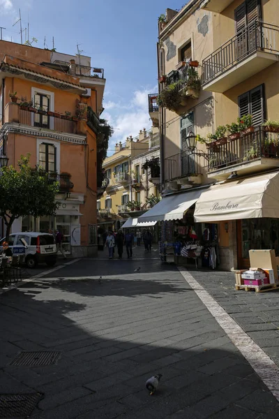 Taormina, Sicilia, Italia - 13 de noviembre de 2019: una de las calles estrechas y pintorescas del casco antiguo de Taormina. Taormina es una de las ciudades más bellas y populares de Sicilia . —  Fotos de Stock