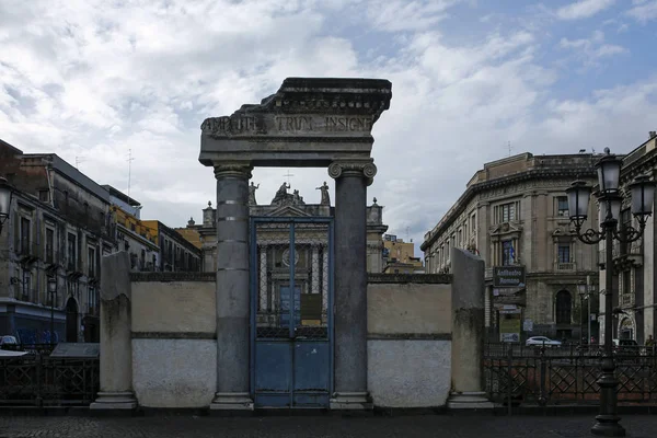 Catania, Sicilië, Italië - 9 november 2019: entree van het Romeinse amfitheater van Catania op het Piazza Stesicoro — Stockfoto