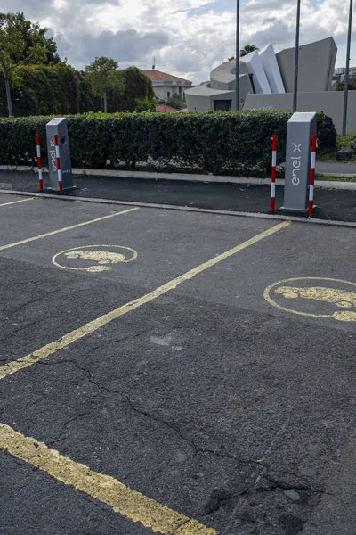Katania, Sycylia, Włochy - 9 listopada 2019: Stacja ładowania pojazdów elektrycznych na parkingu — Zdjęcie stockowe