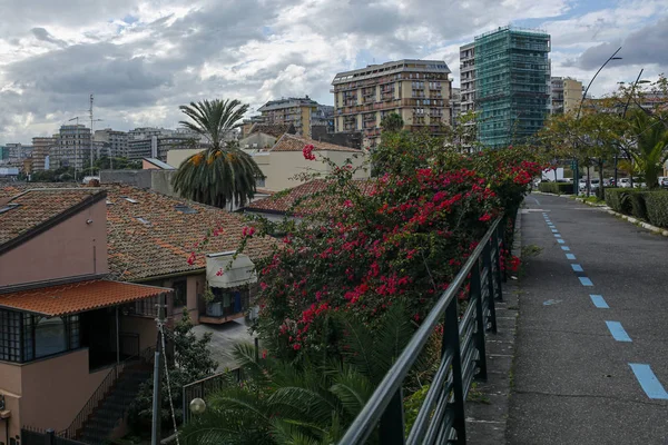 Pista de corrida ao longo do mar em Catania, Sicília, Itália — Fotografia de Stock