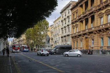 Katanya, Sicilya, İtalya - 9 Kasım 2019, Via Etna. Catania 'nın eski kasabasının ana caddesi..
