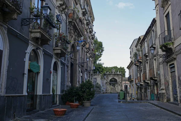 Catania, Sicília, Itália - 9 de novembro de 2019: uma das ruas da cidade velha de Catania — Fotografia de Stock