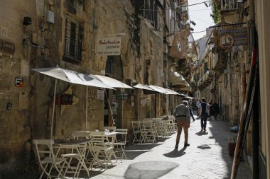 Syracuse, Sicilya, İtalya - 10 Kasım 2019: Ortigia 'nın büyüleyici ve dar sokaklarından biri, güzel barok şehri Syracuse' un en eski yeri. 
