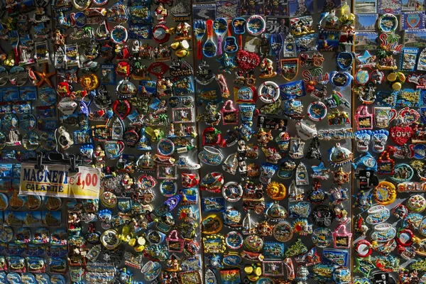 Syracuse, Sicily, Italy - november 10, 2019: many fridge magnets in a gift shop — ストック写真