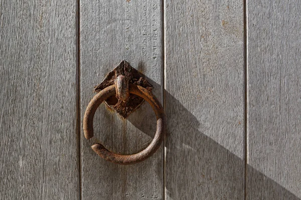 Golpeador oxidado en la puerta de madera —  Fotos de Stock