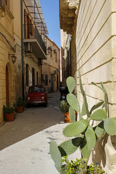 Jedna z urokliwych, wąskich uliczek w Ortigii, najstarsza część pięknego barokowego miasta Syracuse na Sycylii, Włochy — Zdjęcie stockowe