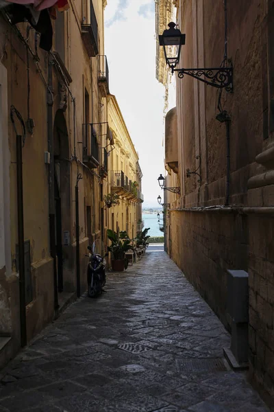 Een van de charmante, smalle straat in Ortigia, oudste deel van de prachtige barokke stad Syracuse in Sicilië, Italië — Stockfoto
