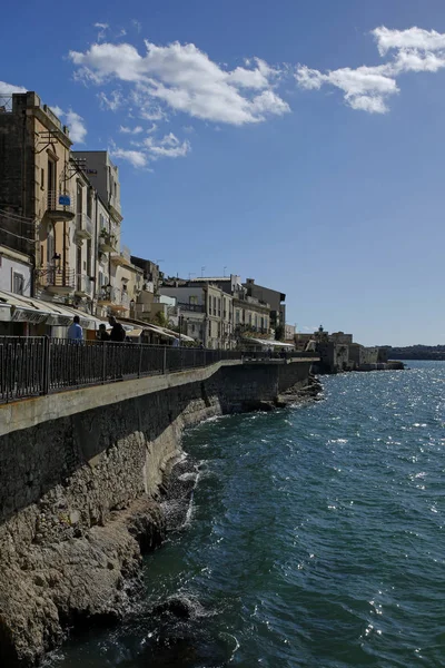 Syracuse, Sicílie, Itálie - 10. listopad 2019: přímořská promenáda v Ortigii, nejstarší část krásného barokního města Syrakusy — Stock fotografie