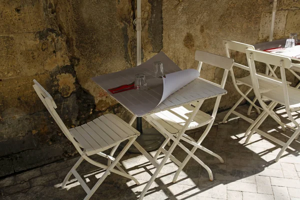 Puste stoły i krzesła w restauracji na zewnątrz — Zdjęcie stockowe