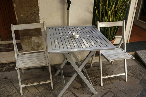 Mesa vacía y sillas en la cafetería al aire libre — Foto de Stock