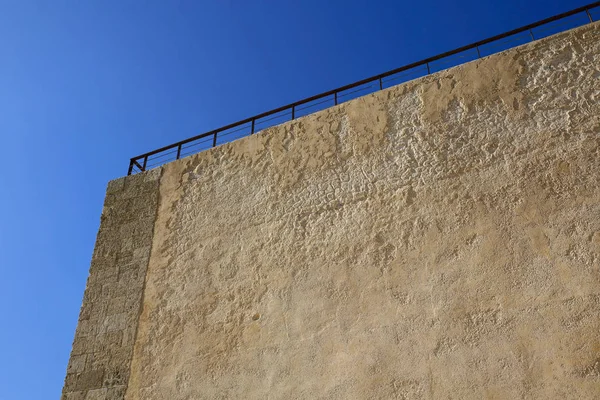 Ancient stone wall against blue sky — Stock Photo, Image