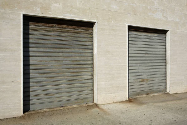 Puertas de garaje de metal en la pared de mármol —  Fotos de Stock