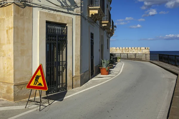 Syracuse, Sicilya, İtalya 'daki sahil gezisi tabelasında yol çalışması — Stok fotoğraf