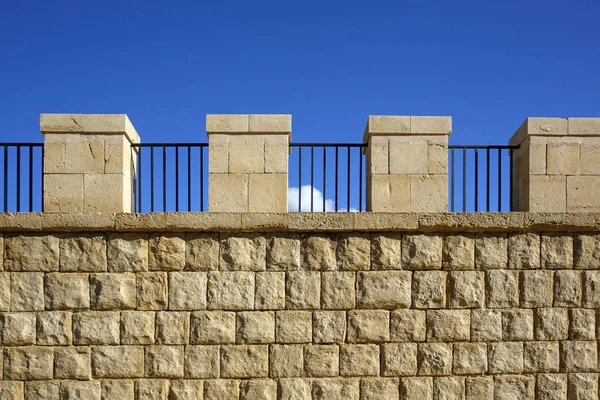 Ancient stone wall against blue sky — Stock Photo, Image