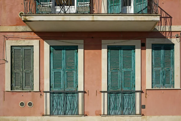 Fasáda typické italské budovy — Stock fotografie