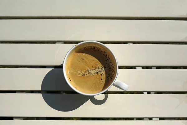 Kaffeetasse Auf Weißem Holztisch Sonnigem Tag — Stockfoto