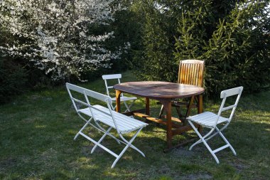 Bahar bahçesindeki oturma yerinde.