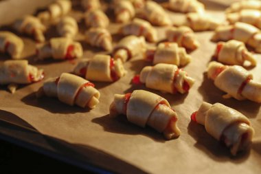 Fırında reçelli maya kruvasanı.