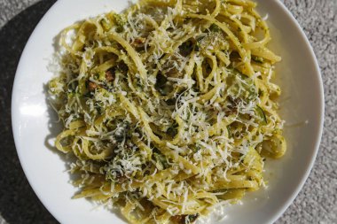 Yeşil pesto soslu makarna.