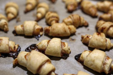 Reçelli taze maya kruvasanı. 