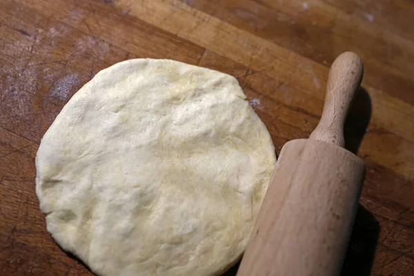 Adonan Dan Rolling Pin Pada Kue Celeng — Stok Foto