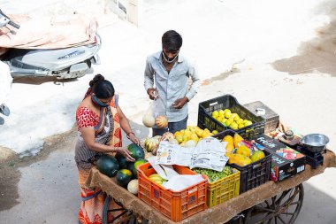 Jodhpur, Rajashtbn, Hindistan. 20 Nisan 2020. Maske takan kadın meyve, yiyecek, kilitlenme nedeniyle eve teslimat servisi, Coronavirus, COVID-19 salgını