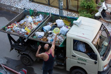 Jodhpur, Rajashtbn, Hindistan. 20 Nisan 2020 'de, Covid-19 virüsü, Corona virüsü yüzünden insanlar çöp poşetlerini karavana atıyor.
