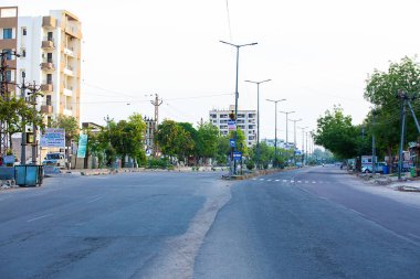 Jodhpur, Rajashtbn, Hindistan. 30 Mart 2020, tüm ülke tecridi, sokağa çıkma yasağı, boş yollar, koronavirüsün yayılmasını önlemek için sokaklar, trafik yok, evde kalmak güvenli konsept. Hindistan 'da covid-19 salgını.