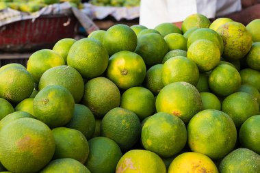 Organik limon yığını pazarda tatlı limon, yaz meyvesi 