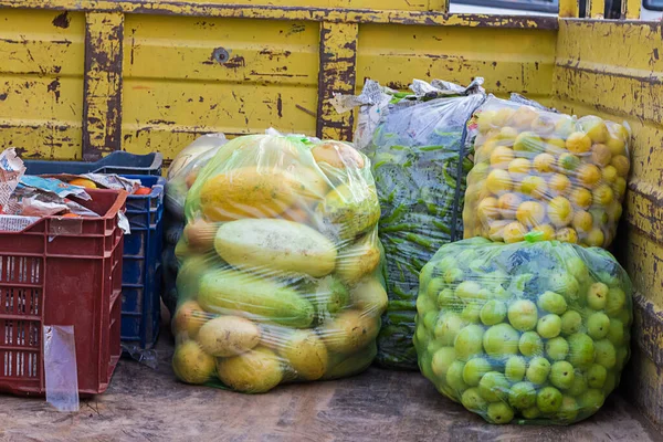 食品や農業の概念で販売する準備ができてロードされたポリ袋に詰め野菜 — ストック写真