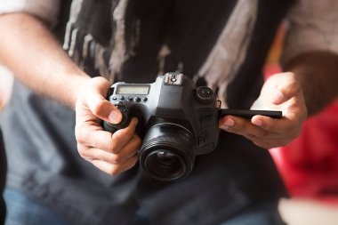 İnsanın DSR kamerasını tutarken ve fotoğraf çekerken yakın plan, Seçici odak - Resim