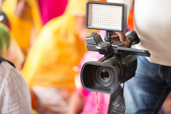 Profesyonel fotoğrafçı ve profesyonel HD kamera, HD kameralı kameraman - Görüntü
