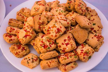 Beyaz tabakta bisküvi, buğday kurabiyesi veya fırın ürünü - Görüntü