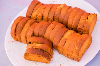 Beyaz tabakta bisküvi, buğday kurabiyesi veya fırın ürünü - Görüntü