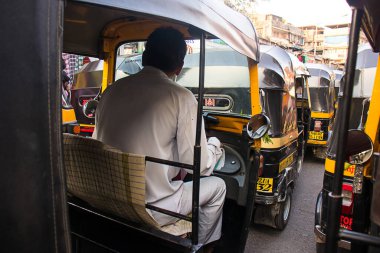 Mumbai, Maharashtra, Hindistan - 4 Haziran 2019: Mumbai taksi şoförü adam - görüntü