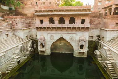 Jodhpur, Rajasthan, Hindistan - 13 Eylül 2019: Güzel manzara Toorji Ka Jhalra bavdi step well water body - Image