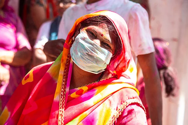 Jodhpur, Rajasthan, Hindistan - 10 Mart 2020: Covid-19 virüsü ve Coronavirus konsepti. Maske takan Hintli kadın virüsü koruyor ve Hindistan 'da Covid-19 virüsü salgını ile öksürüyor..