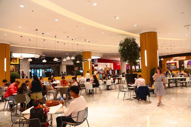Dubai, Birleşik Arap Emirlikleri - 18 Haziran 2019: Dubai Alışveriş Merkezi 'nin içerideki insanları yemek katında oturuyorlar - Görüntü