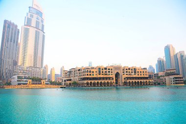 DUBAI, BAE - 18 Haziran 2019: Güzel Souk Al Bahar gölü manzarası, Dubai şehir merkezindeki Emaar Meydanı 'ndaki ünlü otel - Görüntü