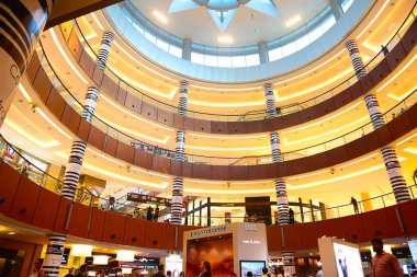 Dubai, Birleşik Arap Emirlikleri - 18 Haziran 2019: Ünlü The Dubai Mall Inside View, lüks alışveriş - Image