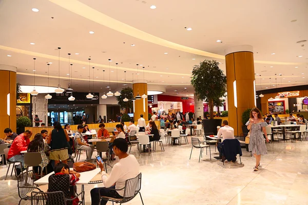 Dubai, Birleşik Arap Emirlikleri - 18 Haziran 2019: Dubai Alışveriş Merkezi 'nin içerideki insanları yemek katında oturuyorlar - Görüntü