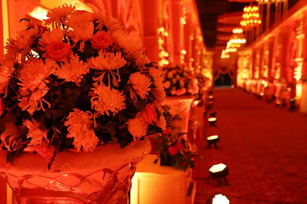 Lyxig Indian Bröllop Dekoration Entré Dekorerad Med Belysning Och Blommor — Stockfoto
