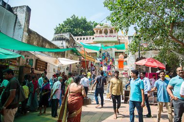 Pushkar, Rajasthan, Hindistan - 14 Kasım 2019: Jagatpita Brahma Mandir 'in sokak manzarası Hindistan' ın Rajasthan eyaletinde yer alan bir Hindu tapınağıdır..