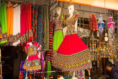 Puşkar, Rajasthan, Hindistan - 14 Kasım 2019: Yerel pazarda geleneksel Hint tarzı geleneksel elbise mağazası.