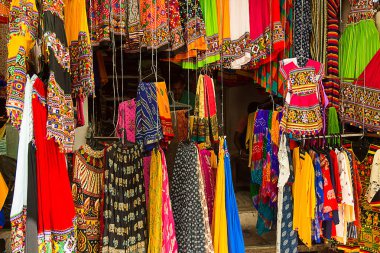 Puşkar, Rajasthan, Hindistan - 14 Kasım 2019: Yerel pazarda geleneksel Hint tarzı geleneksel elbise mağazası.