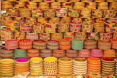 Hindistan 'ın Rajasthan, Rajasthan pazarındaki yerel bir dükkanda sergilenen Hindistan renkli bilezikler ve altın bilezikler veya kolluklar.