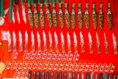 Puşkar, Rajasthan, Hindistan - 14 Kasım 2018: Sokak pazarında satılık çeşitli bıçak ve hançer türleri.